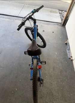 Schwinn 20" bike like new with Seat Cover, Bell, Bottle holder & Stand