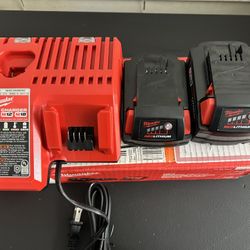 2 Batteries And 1 Charger NEW                                         2 Baterías Y 1 Cargador NUEVOS