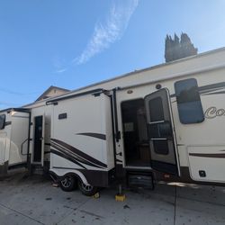 Fifth Wheel Columbus 5 Slides/2 Bathroom/Washer/Dryer 