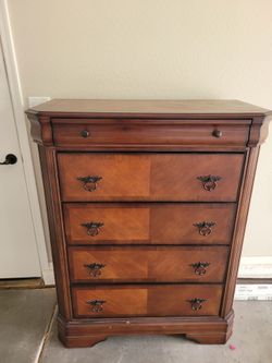 5 drawer Dresser