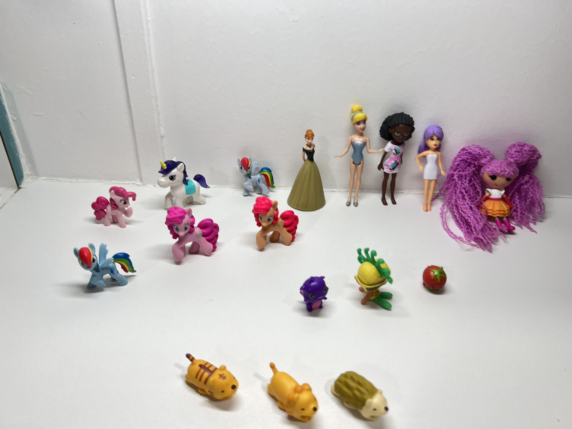 Girl’s toys MISCELLANEOUS TOY FIGURES LOT