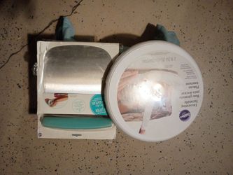Cake lifter and decorating turntable