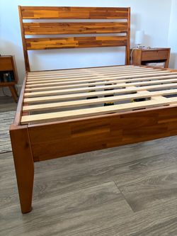 Queen size solid Acacia wood platform bed frame with headboard