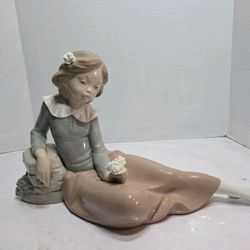 Llardo DAO Large Girl With Roses Reclining