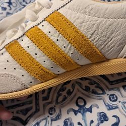 NIB Adidas Off White All  Leather With Sued Yellow Stripes.  Womens Size 6.5