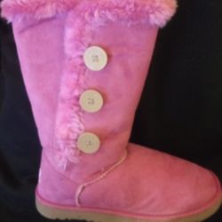 UGG 