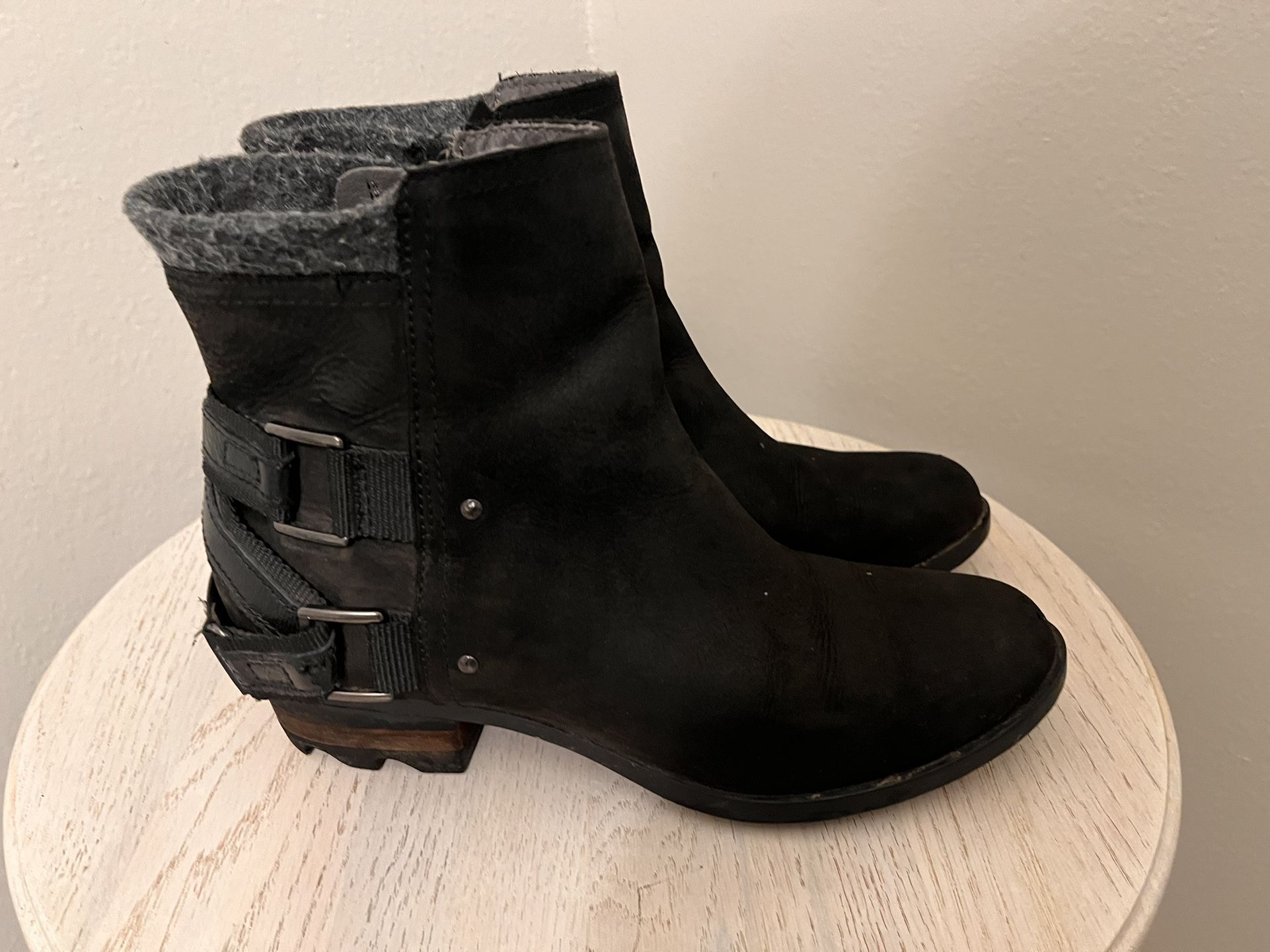 Sorel Lolla Bootie Women’s Size 8.5