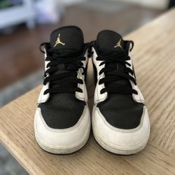 Jordan 1 Low Gold Swoosh Size 5Y