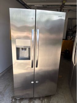 FRIGIDAIRE REFRIGERATOR SIDE BY SIDE  DOOR STAINLESS STEEL WORKING GREAT