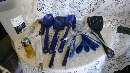New very sharp all purpose slicer knife ( sell for 16.00 to 20.00, plus all other utensils and pitcher.