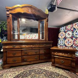 Set dormitorio madera tallada vintage con espejo y mesa noche estilo clásico elegante Ethan dresser