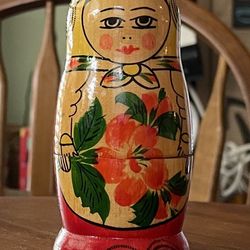 **VINTAGE** Matryoshka Russian Nesting Dolls - 4 Doll Set - Largest is 4 in 