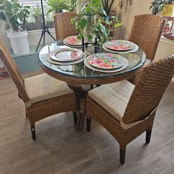 Gorgeous dining table - great condition 