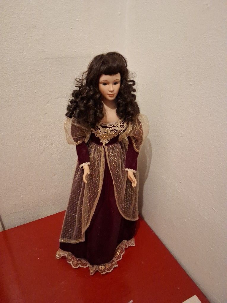 Parcelyn doll very beautiful.
Nothing's broken