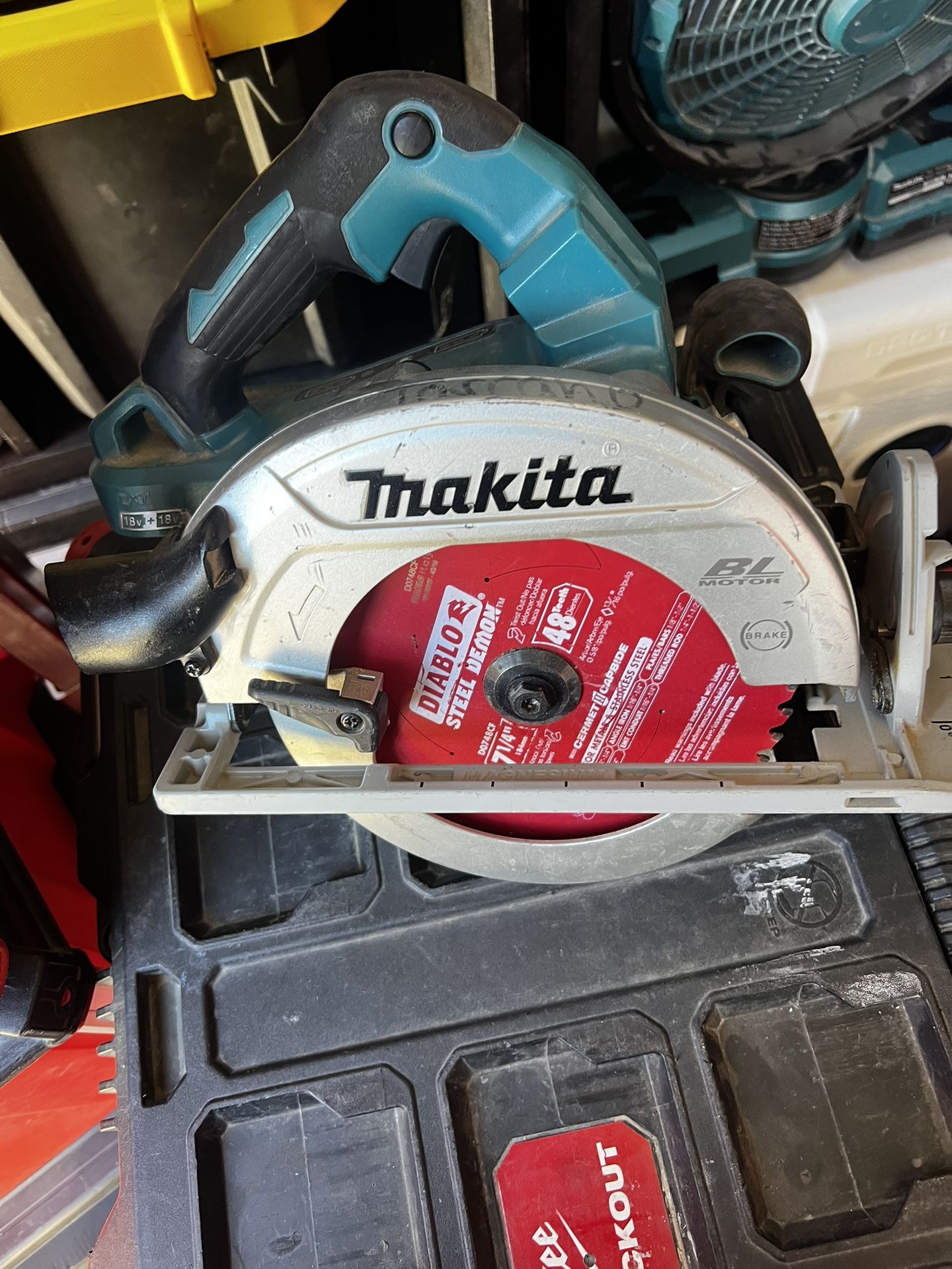 Makita Left Handed 7 1/2 Inch Double Battery Skill Saw