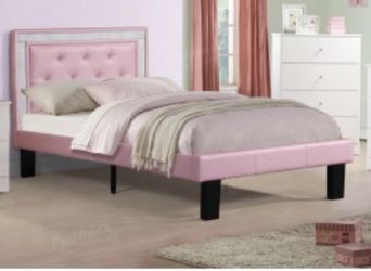 Twin bed with with silver trimming and diamond 💎 Tufting 💎