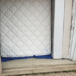King Size Mattress And Boxspring 
