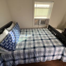 Full Size Bedroom With 4 pieces Wood