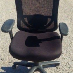 TEMPUR PEDIC MESH BACK ADJUSTABLE OFFICE CHAIR.