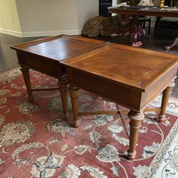Pair of coffee table good condition 28x28”$80 for both pick up Snellville 