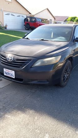 2007 Toyota Camry 4 cylinder titulo limpio con 180051 millas.