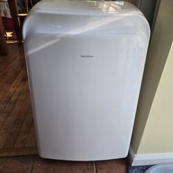 Insignia Portable Air Conditioner  350 Sq 