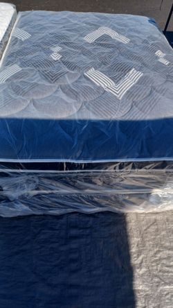 Brand New Queen Size Pilllowtop Mattress and box Spring free delivery The delivery is free for 20 minutes