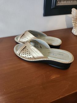 Flat open-toe mules,size 7