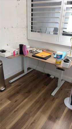 Adjustable desk