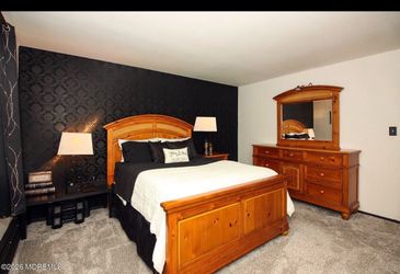 Queen size bedroom set.
