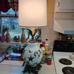 BEAUTIFUL VINTAGE  LAMP  Has A peal FINEST  33 INCHES TALL  REALLY NEAT 