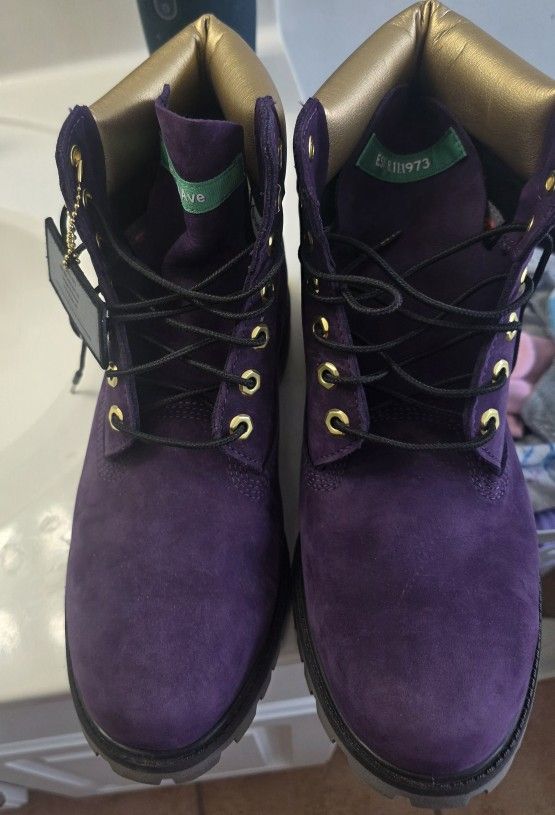This is a pair of Timberland 6-Inch Premium "Hip Hop Royalty" boots in dark purple nubuck with gold accents.
Worn One time... No box..