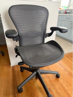 Herman Miller Aeron w Tuxedo Mesh Fully Loaded in excellent Condition
