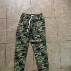 Jogger camo sweatpants size small.   (H)