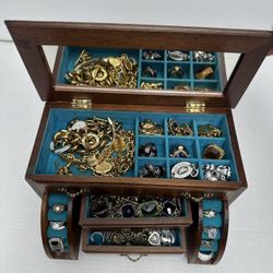 Musical brown and gold jewelry box(179)23