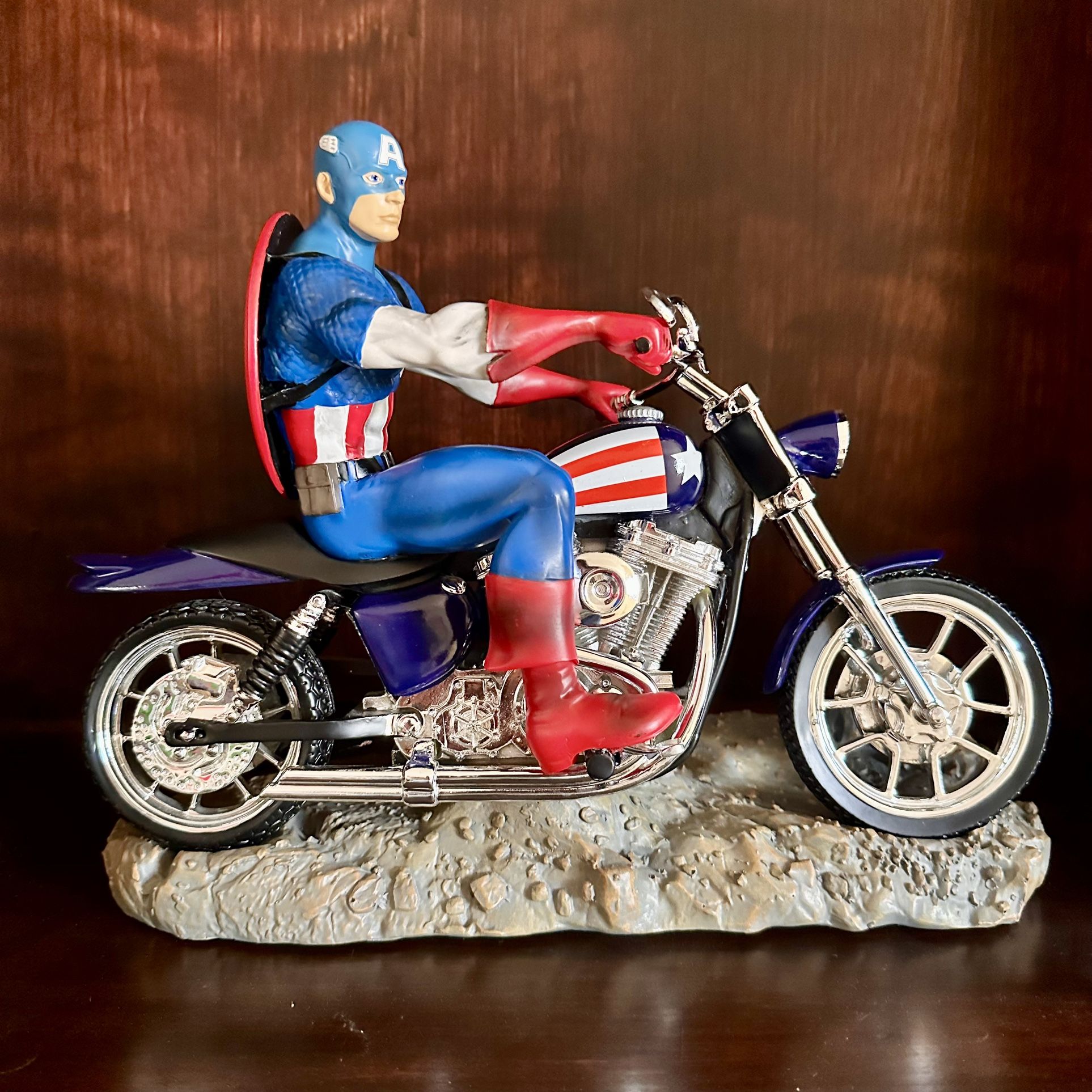 Bradford Exchange MARVEL 1/7th Scale CAPTAIN AMERICA on Motorcycle with Lights