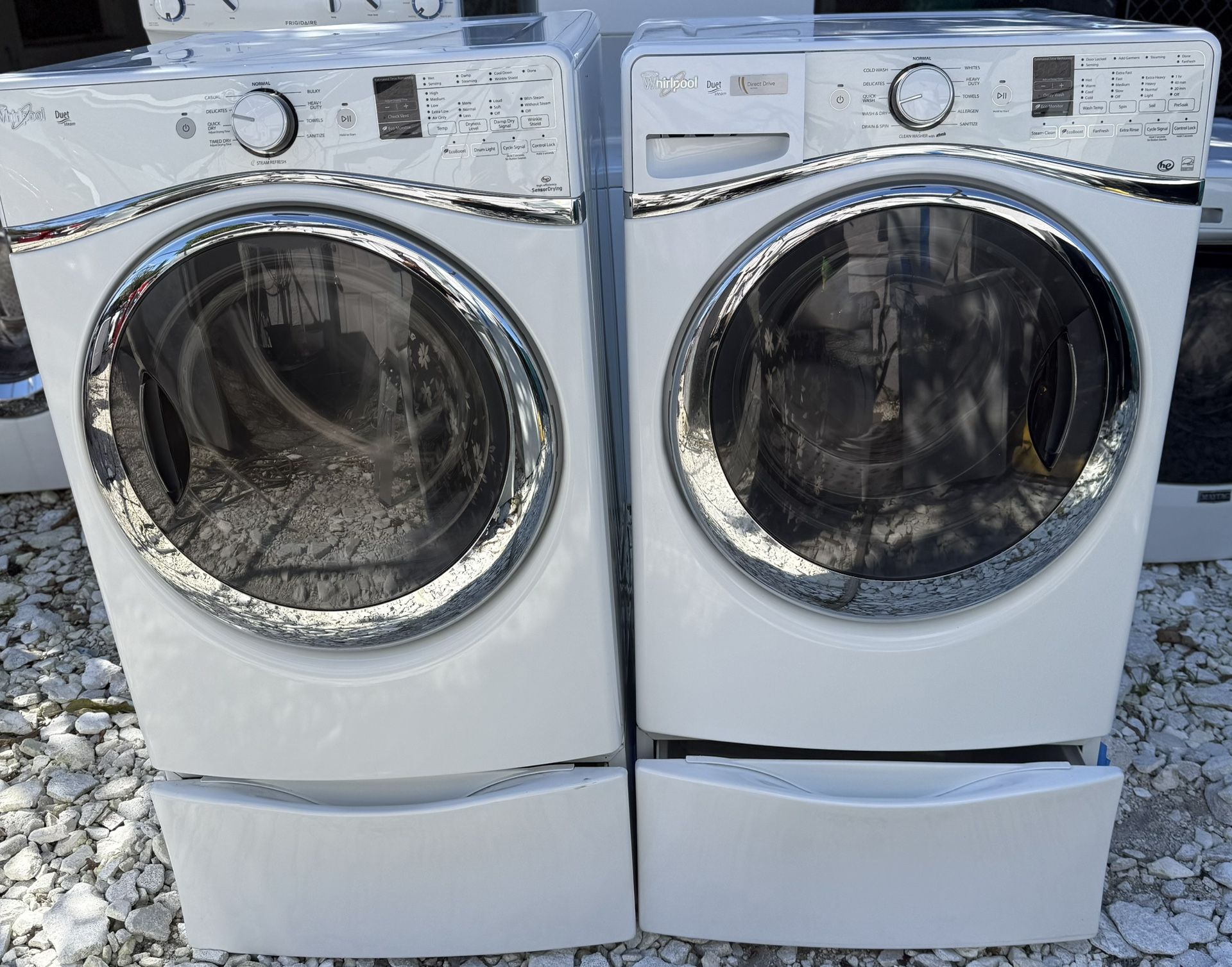 Set of Whirlpool washing machines in very good condition working at 100%.
