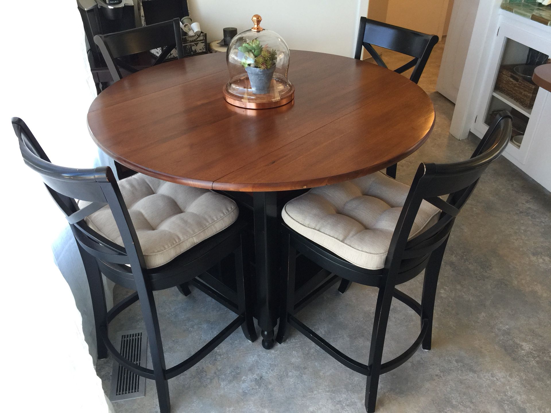 Kitchen table & 4 chairs