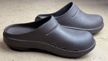 Comfortable OOFOS clogs