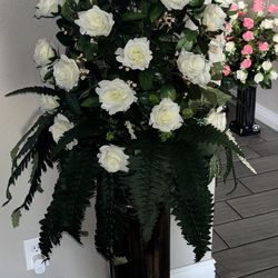 Vase grande con flores blancas