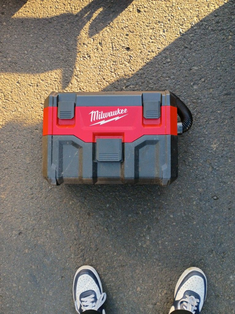 Milwaukee M18 Vacuum