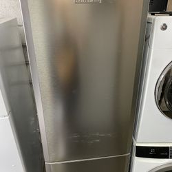 BLOMBERG BOTTOM FREEZER REFRIGERATOR