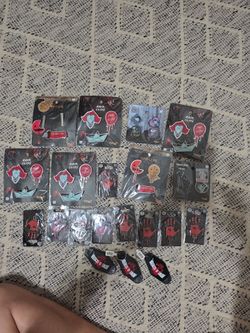 9 Seaworld Pins & 8 spirit Pins 3 Keychains.