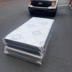 Twin Size Mattress and Box Spring // Delivery Available 🚛