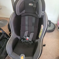 Car seat for a boy or girl in good condition—reclinable and ideal for your car.