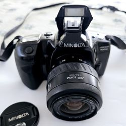 Minolta Maxxum 400si 35mm SLR Camera w/ AF Zoom 35-70mm Lens