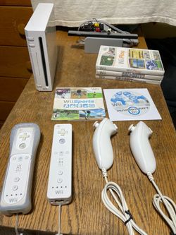 Nintendo Wii RVL-001 White Console Bundle 2 Remotes, Mario Kart, Sports