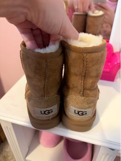 Toddler size 8 Uggs