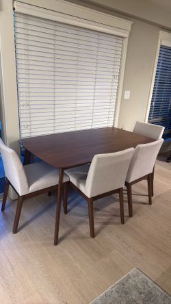 Dinning room table with four chairs