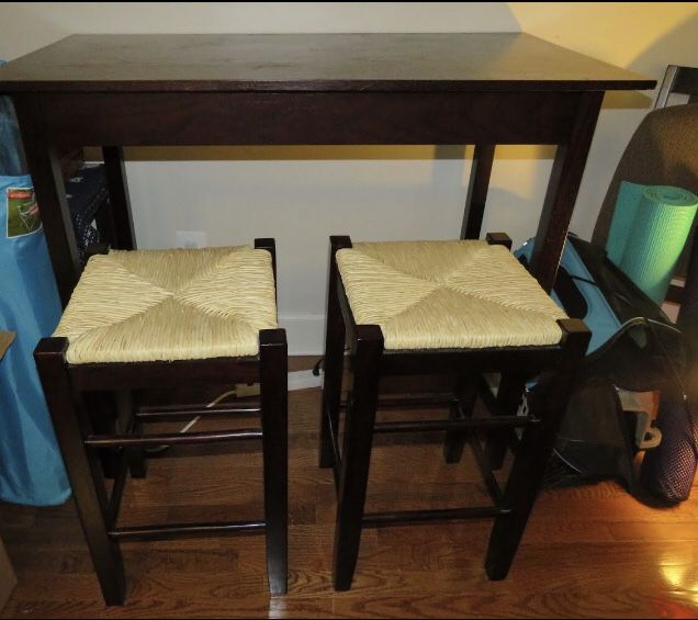 Bar table and 2 wicker stools